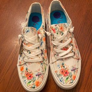 81/2 blowfish floral tennis shoes